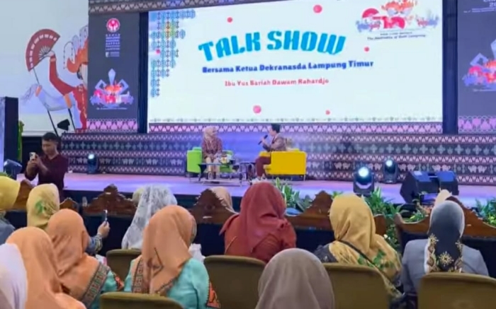 Dalam Meriahkan Lampung Craft 2024 Pemerintah Kabupaten Lampung Timur Mengadakan Talk Show Motif Tapis Bandar Lampung ,LINTAS PENA--- Dalam memeriahkan Lampung Craft 2024 Pemerintah Kabupaten Lampung Timur mengadakan Talk Show Motif Tapis bersama ketua Dekranasda Kabupaten Lampung Timur. Talk show Lambang Craft Ketua Tp PKK Kabupaten Lampung Timur Yus Bariah Dawam Rahardjo menjadi Narsum, moderator Indra Pradya. Yus Bariah dalam kesempatan tersebut menyampaikan, Dekranasda Kab Lampung Timur telah melakukan pembinaan, pelatihan dan memberikan pemahaman Kepada Masyarakat. "Kami telah memberikan Pelatihan Seperti Teknik menjahit melukis mentapis Alhamdulillah kita bisa memamerkan nya dalam lomba fashion show ini " tutur Yus Bariah Ini merupakan karya mereka yang mewakili setiap Kecamatan yang ada di Kabupaten Lampung Timur. Untuk proses pembuatan busana membuat pembuatan pola menjadi peran dekranasda Lampung Timur. karya dari setiap kecamatan sangat luar biasa untuk itu kami berkerjasama dengan dinas terkait untuk pelatihan dalam meningkatkan kreativitas. "Ucap Yus Bariah Batik tulis dan batik printing juga kita ajarkan dengan motif Lampung Timur dengan harga terjangkau. "Kita ciptakan kerajinan tangan sendiri kita aplikasi di pakaian, Tempat tisu dan Tas sehingga dapat memiliki nilai ekonomi dan dapat meningkatkan Penghasilan bagi Masyarakat" tutup Yus Bariah. (AMRULHADI/Kominfo)