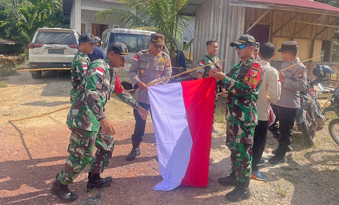 Satgas Yonzipur 5/ABW Serentak Kibarkan Bendera Merah Putih di Perbatasan