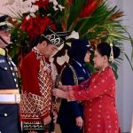 Presiden Jokowi Tampil dengan Pakaian Adat Banjar pada Upacara Penurunan Bendera di IKN