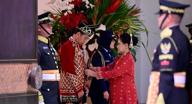 Presiden Jokowi Tampil dengan Pakaian Adat Banjar pada Upacara Penurunan Bendera di IKN