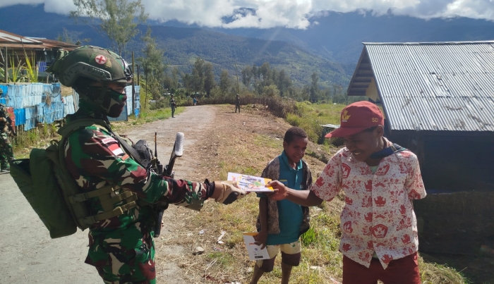 Alat Tulis Pembagian Satgas TNI Disambut Gembira Anak-Anak Bilogai